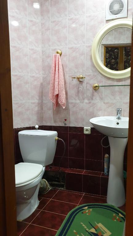 y baño con aseo y lavamanos. en Квартира 3 ком. Ташкент. en Tashkent