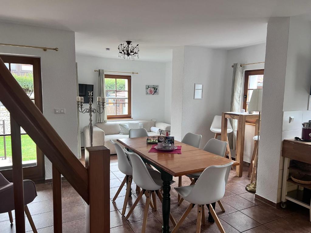 ein Esszimmer und ein Wohnzimmer mit einem Tisch und Stühlen in der Unterkunft Ferienhof am Trift in Bad Saarow