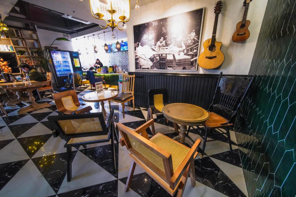 Posezení v ubytování Chengdu Local Tea Hostel - Short Walk To Taikooli - Chill & Social Coffee Lounge - Metro downstairs - Free Activities - Friendly English Speaking Staff - Tibet, Panda, Buddha & Snow Mountain Tours