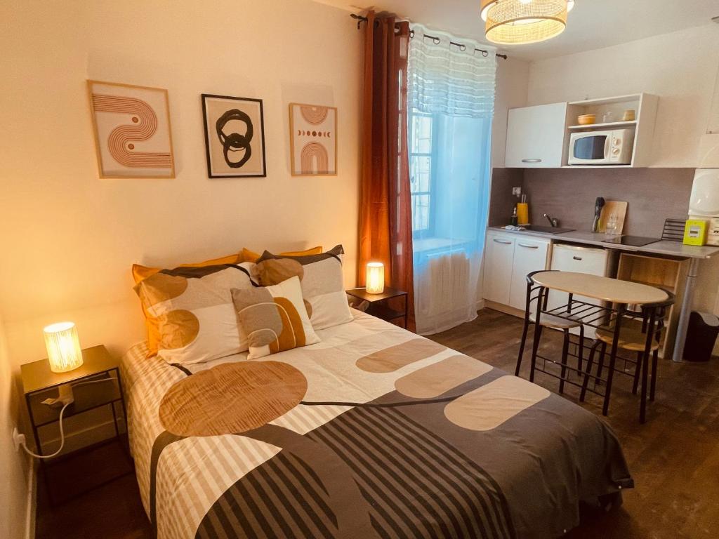 Ein Bett oder Betten in einem Zimmer der Unterkunft Le Rom&eacute;lia - Wifi Fibre - Calme - Parking
