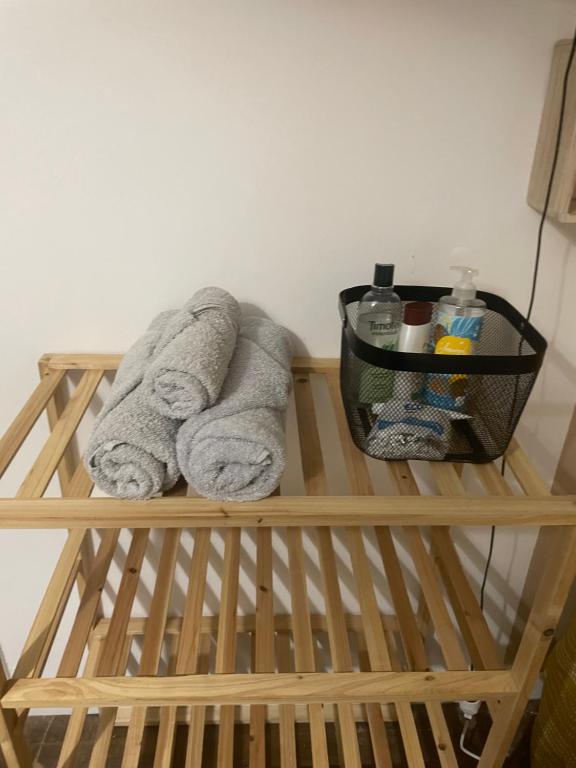 ein Handtuchwärmer aus Holz mit Handtüchern und einem Korb in der Unterkunft Le Romélia - Wifi Fibre - Calme - Parking in Angoulême