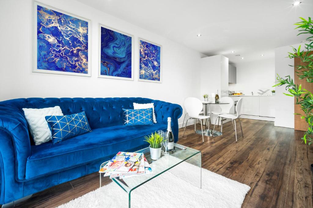 sala de estar con sofá azul y mesa en Luxury Birmingham City Centre Apartment - Top Rated - 318H, en Birmingham