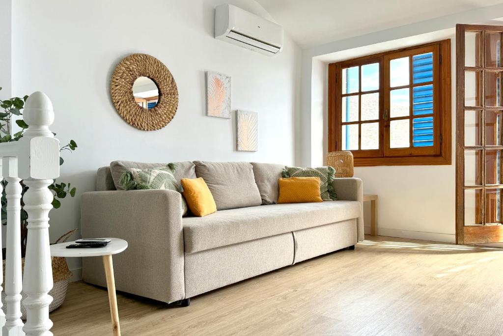 a living room with a couch and a table at Apartamentos Vela Blanca in San José