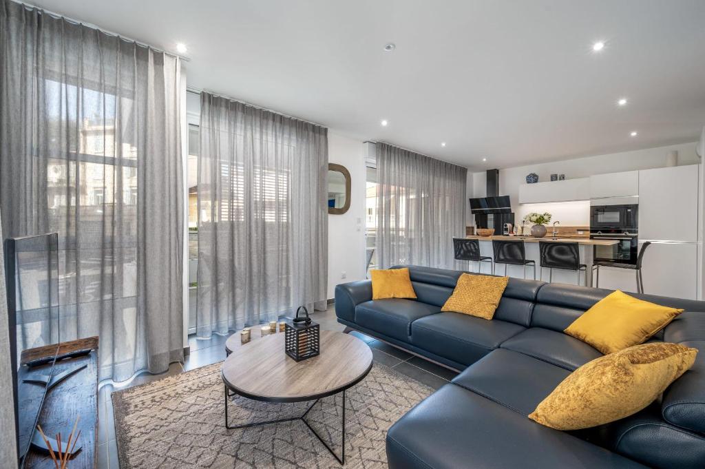 un salon avec un canapé bleu et une table dans l'établissement C035-Cannes Centre appartement 3 pièces avec parking, à Cannes