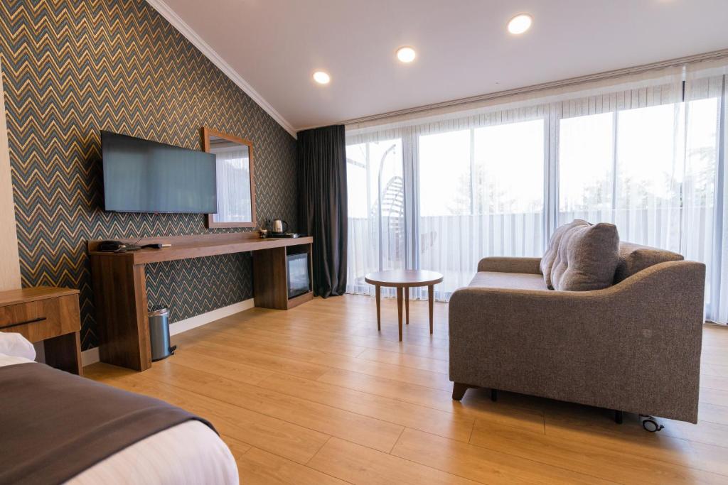 TV a/nebo společenská místnost v ubytování EÖB TAKSİM HOTEL
