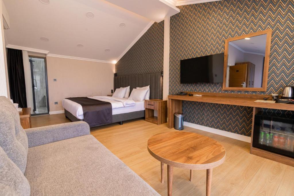 TV a/nebo společenská místnost v ubytování EÖB TAKSİM HOTEL