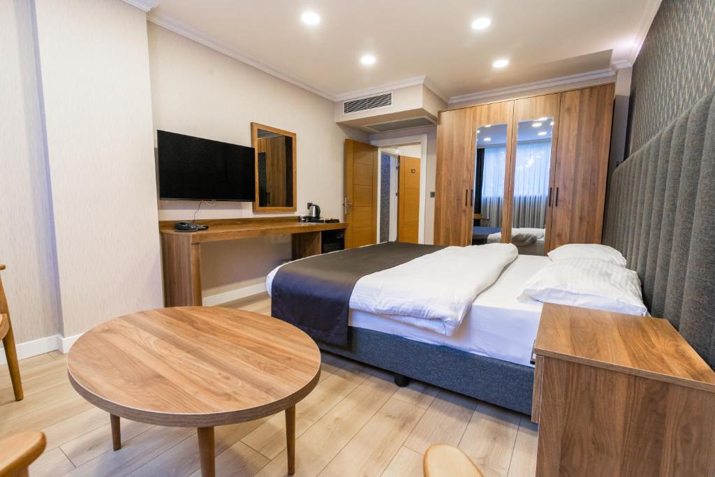 TV a/nebo společenská místnost v ubytování EÖB TAKSİM HOTEL