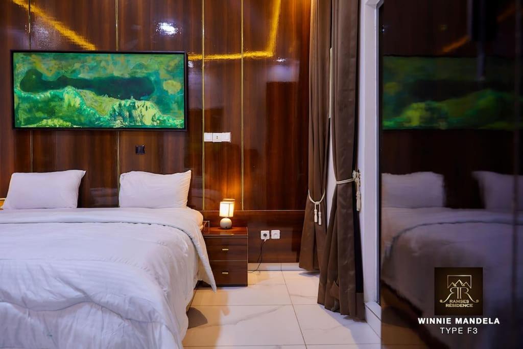 ein Hotelzimmer mit 2 Betten und einem TV in der Unterkunft Appart Winnie/ Ramses in Cotonou