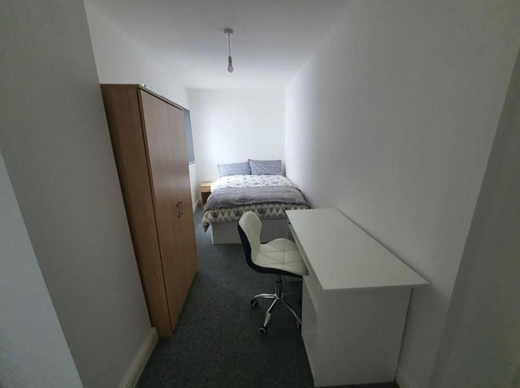 Habitación pequeña con escritorio y cama en Double-bed L2 Burnley City Centre en Burnley