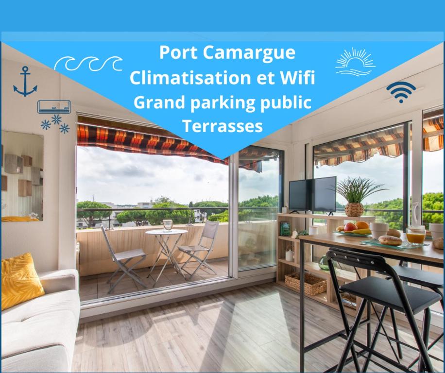 Elle comprend un salon doté d'un balcon avec une table et des chaises. dans l'établissement Rêves Ensablés * Clim * Proche Mer * Terrasse * Port Camargue, au Grau-du-Roi