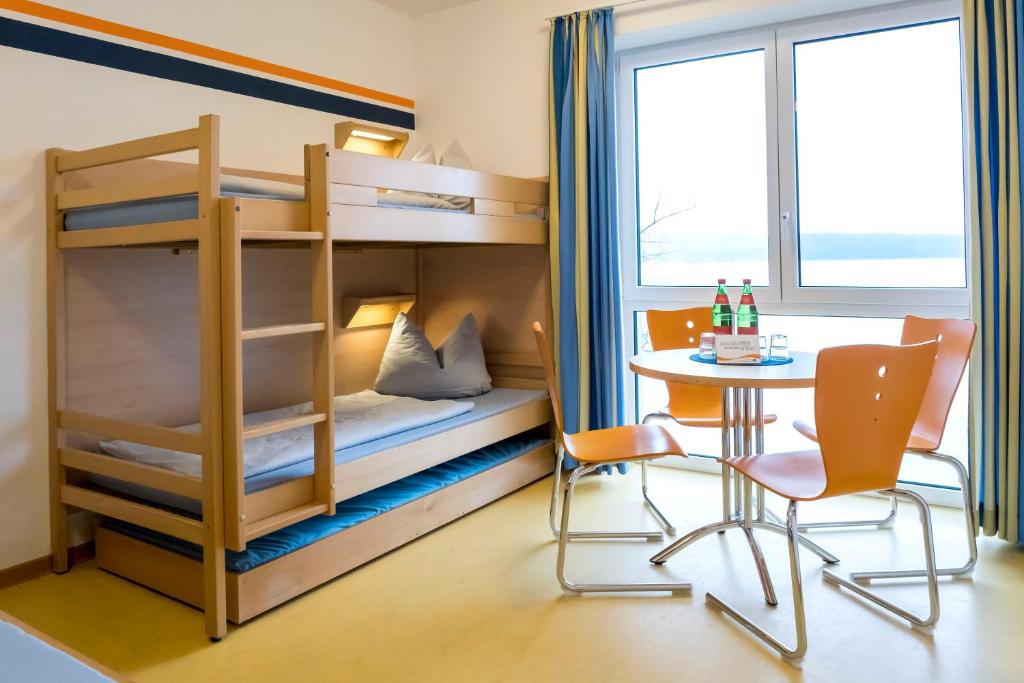 Postel nebo postele na pokoji v ubytování Jugendherberge Ratzeburg am See