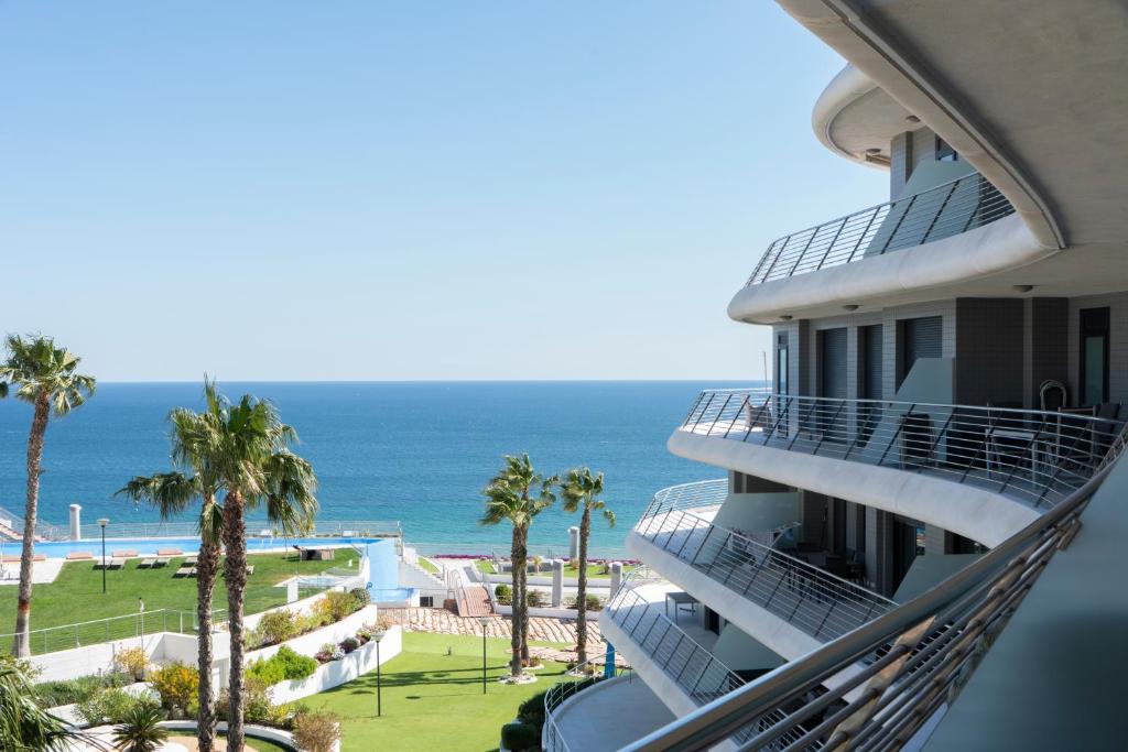 uma vista para o oceano a partir da varanda de um hotel em Infinity View - Access to hot tubs & pools em Arenales del Sol