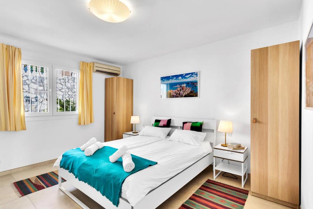 Łóżko lub łóżka w pokoju w obiekcie Most Luxurious Villa Costa del Sol