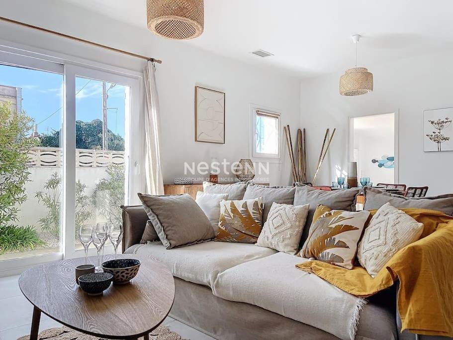 un salon avec un canapé et une table dans l'établissement MAIS3266- Canétoise à 100 m de la plage, à Canet