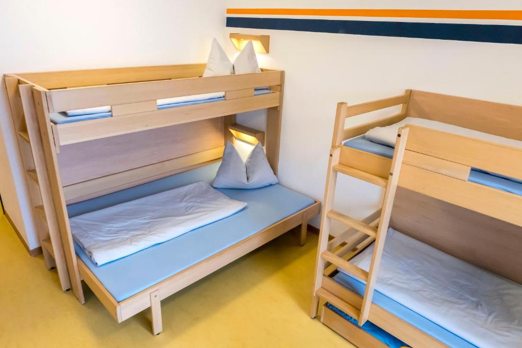 Postel nebo postele na pokoji v ubytování Jugendherberge Ratzeburg am See