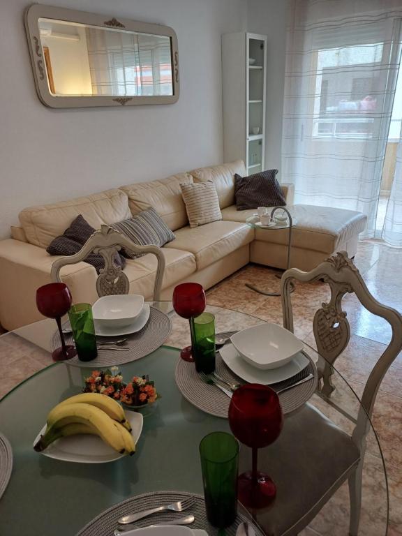 una sala de estar con una mesa con plátanos. en Playa del Cura apartment with a free parking place, en Torrevieja
