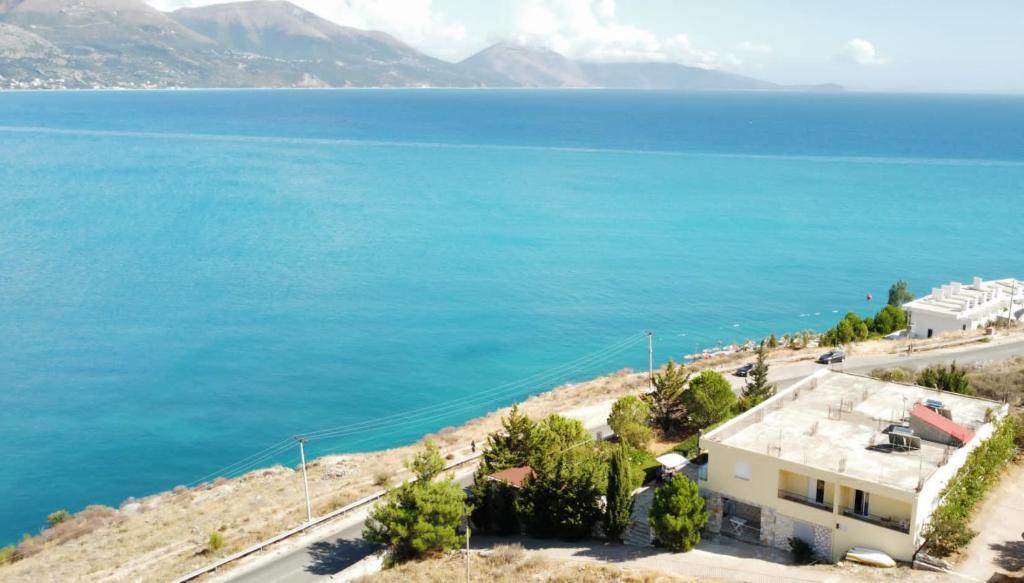 - une vue sur le lac depuis un bâtiment dans l'établissement Guest House Suga 1, à Qeparo