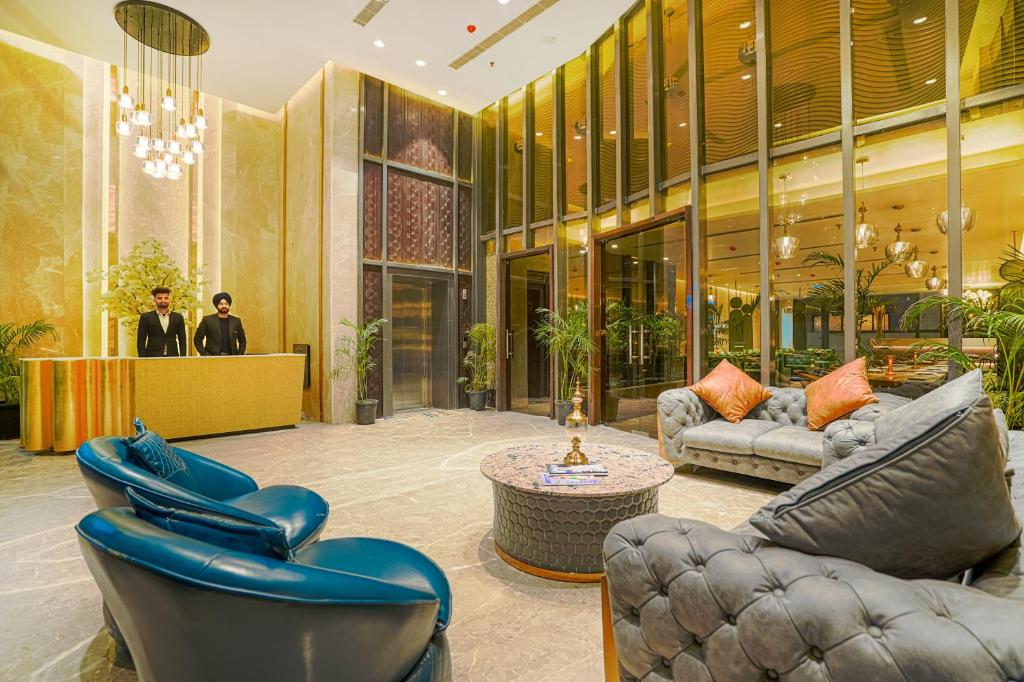 eine Lobby mit Sofas und Stühlen in einem Gebäude in der Unterkunft Hotel Levelup Signature in Amritsar