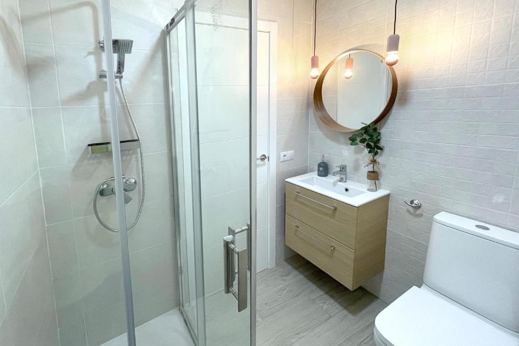 a bathroom with a shower and a toilet and a sink at Apartamentos Vela Blanca in San José