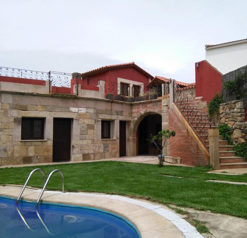 una casa con piscina en un patio en CASA GIBRANZOS, en Plasenzuela