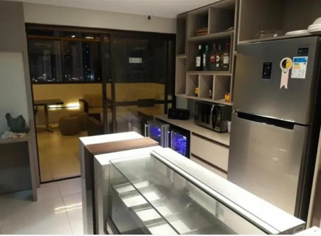 uma cozinha com um frigorífico de aço inoxidável e um balcão em Apto confort bem localizado Macambira em Campina Grande