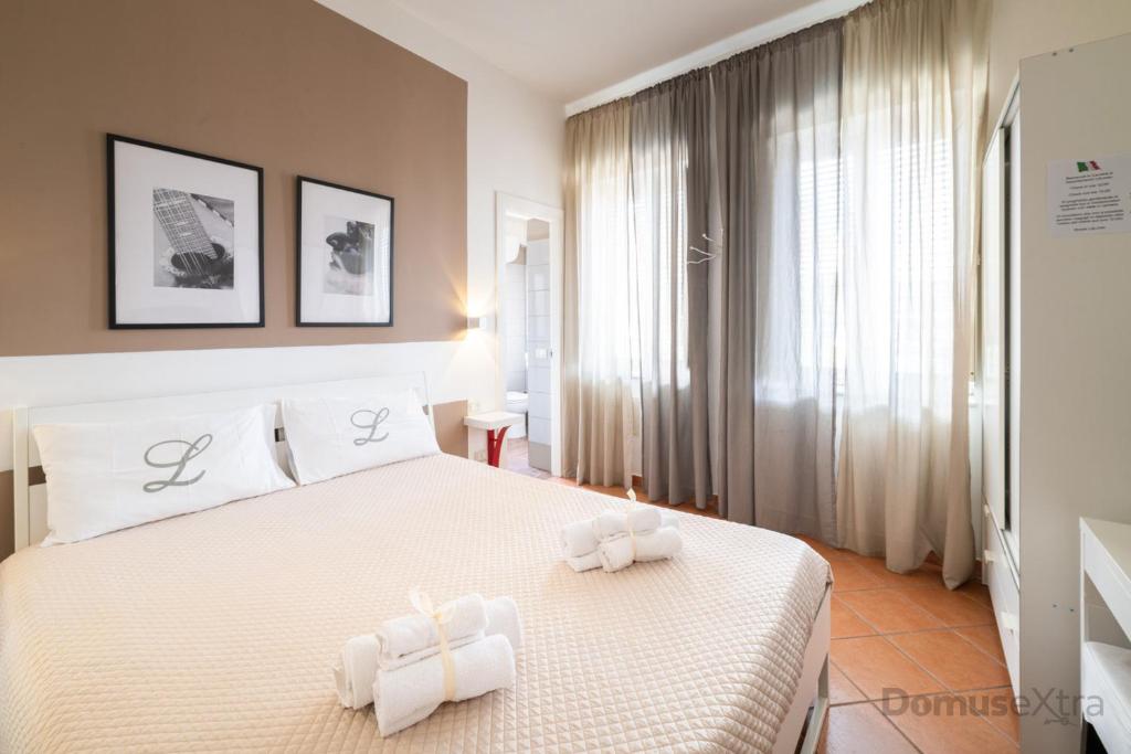 ナポリにあるLaLoren By DomusExtraのベッドルーム1室(白いベッド1台、タオル2枚付)