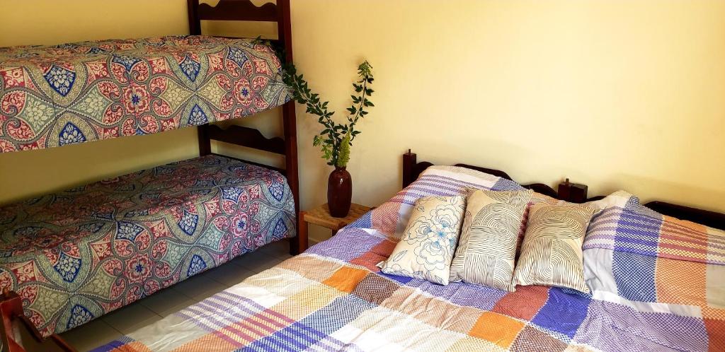 - une chambre avec un lit et des lits superposés dans l'établissement Local privilegiado em Aguas !, à Águas de Lindóia
