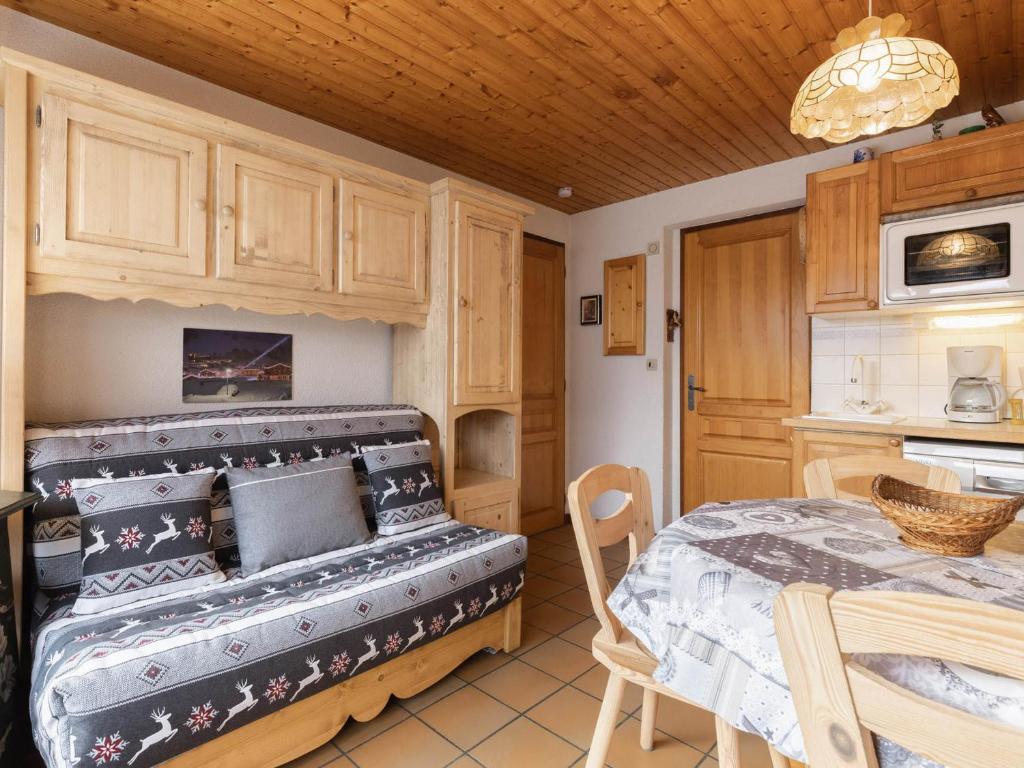 Appartement La Clusaz, 2 pièces, 4 personnes - FR-1-304-54にあるシーティングエリア