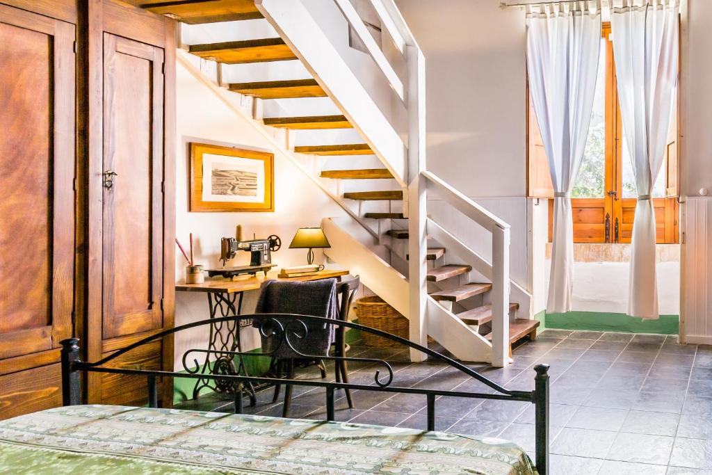 sypialnia z spiralnymi schodami i biurkiem w obiekcie Authentic Sicilian Charm, pool, sea view, wi-fi & parking w mieście Avola