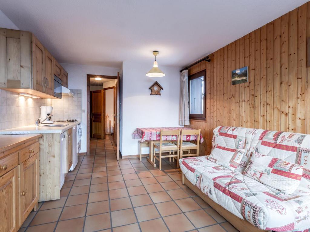 un salon avec un canapé et une cuisine dans l'établissement Studio 26m² plein sud, proche pistes et commerces, La Clusaz, garage inclus - FR-1-304-81, à La Clusaz