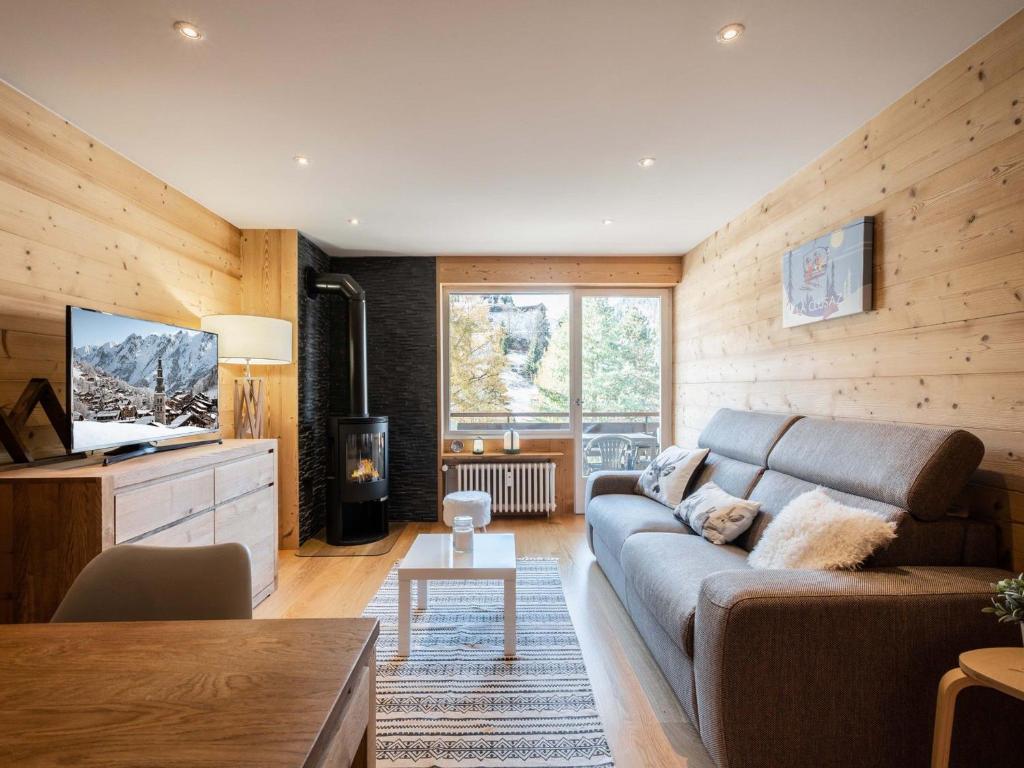 un salon avec un canapé et une télévision dans l'établissement Chaleureux appart 2 pièces près des pistes 4 pers 3*** - FR-1-304-272, à La Clusaz