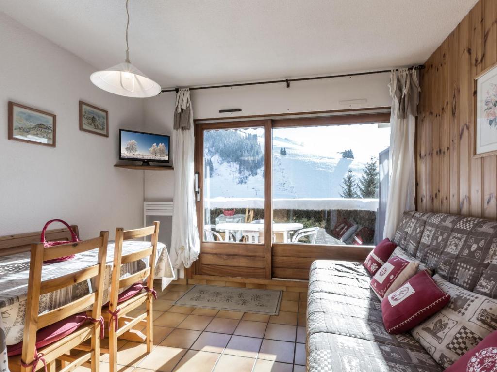 ラ・クリュサにあるAppartement La Clusaz, 2 pièces, 5 personnes - FR-1-304-53のリビングルーム(ソファ、大きな窓付)