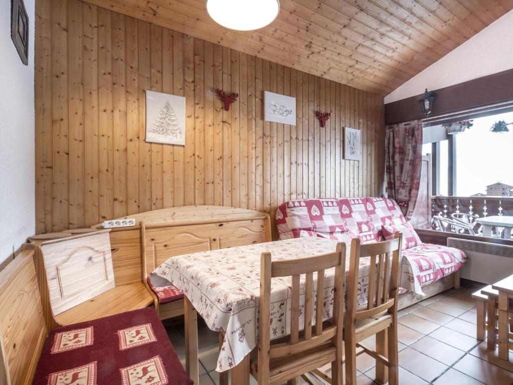 une salle à manger avec une table et des chaises dans une pièce dans l'établissement Charmant 2 pièces avec cheminée, proche des pistes et commerces, garage inclus! - FR-1-304-85, à La Clusaz
