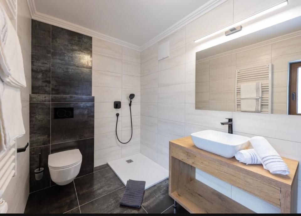 Koupelna v ubytování Hotel Austria - inklusive Joker Card im Sommer