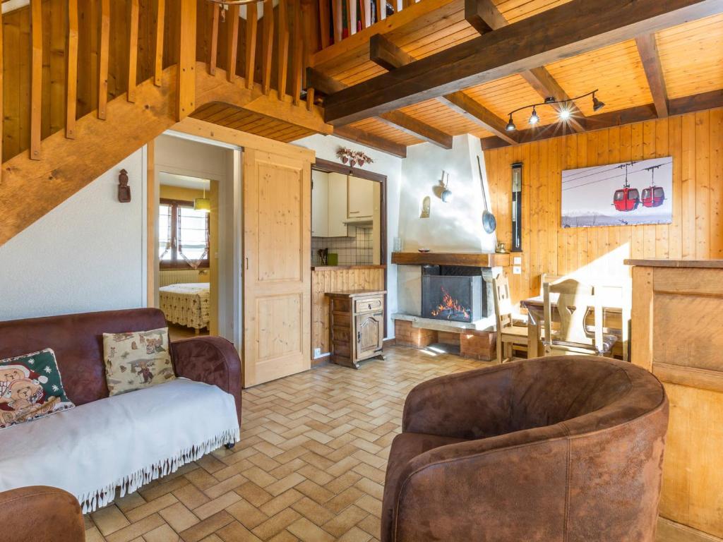 ラ・クリュサにあるAppartement La Clusaz, 4 pièces, 7 personnes - FR-1-304-103のリビングルーム(ソファ、暖炉付)