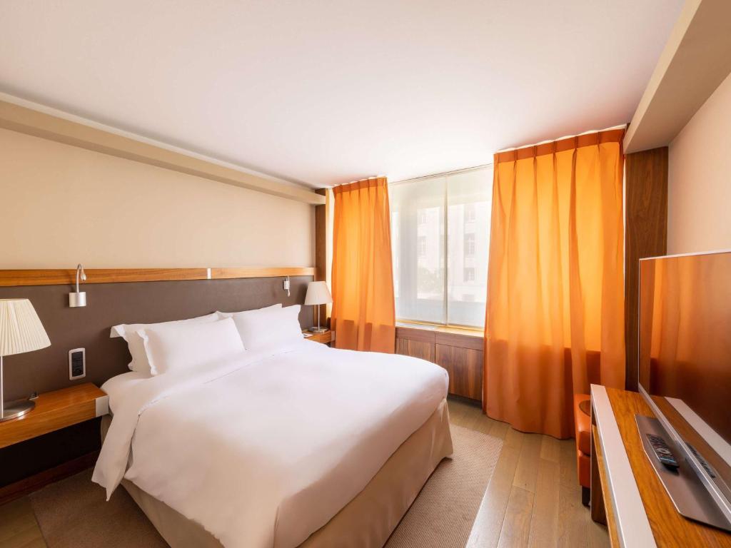Postel nebo postele na pokoji v ubytování Sofitel Lyon Bellecour