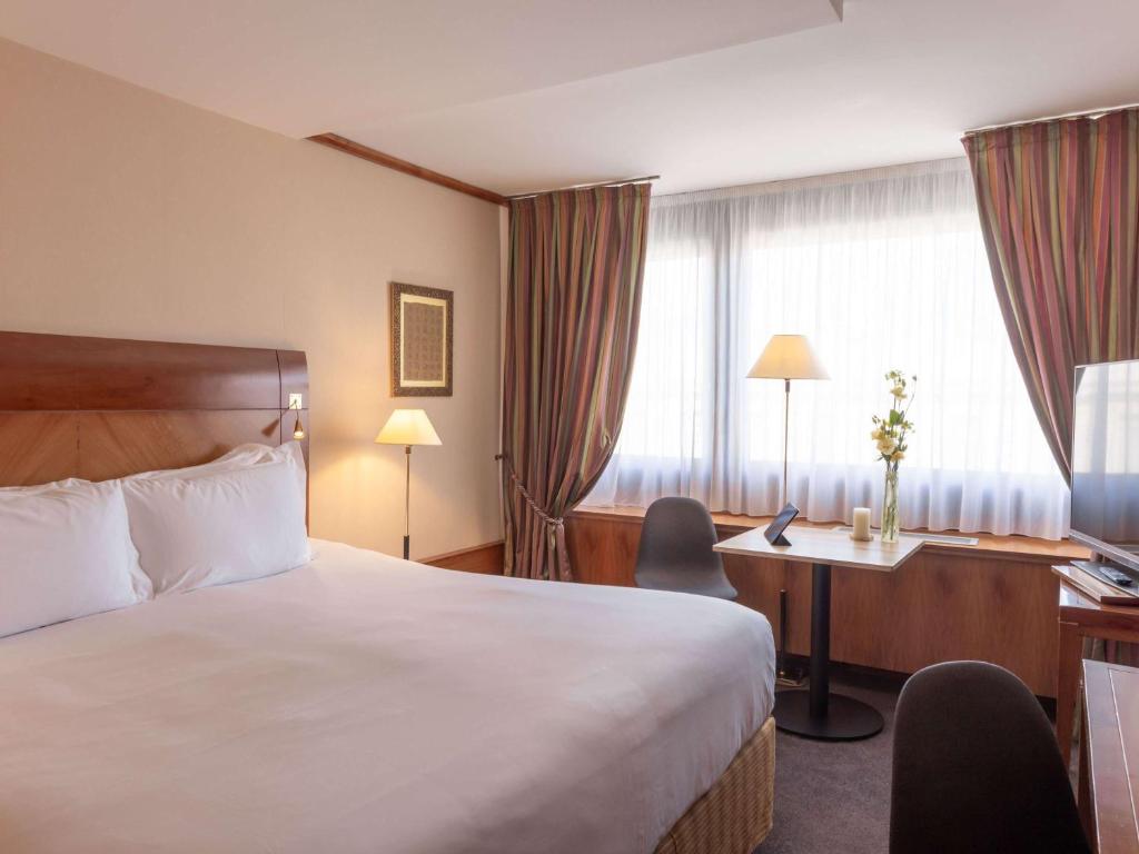 Postel nebo postele na pokoji v ubytování Sofitel Lyon Bellecour