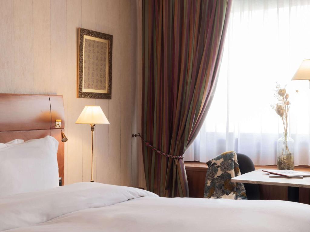 Postel nebo postele na pokoji v ubytování Sofitel Lyon Bellecour
