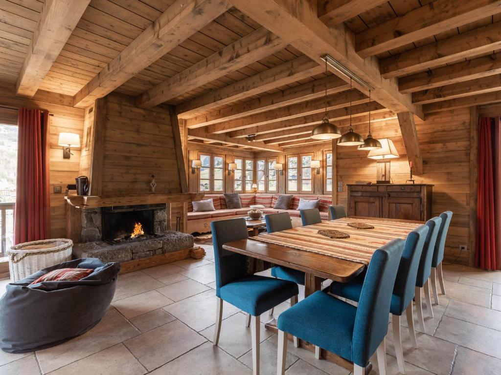 ein Esszimmer mit einem Tisch, Stühlen und einem Kamin in der Unterkunft Chalet La Clusaz, 5 pièces, 8 personnes - FR-1-304-110 in La Clusaz