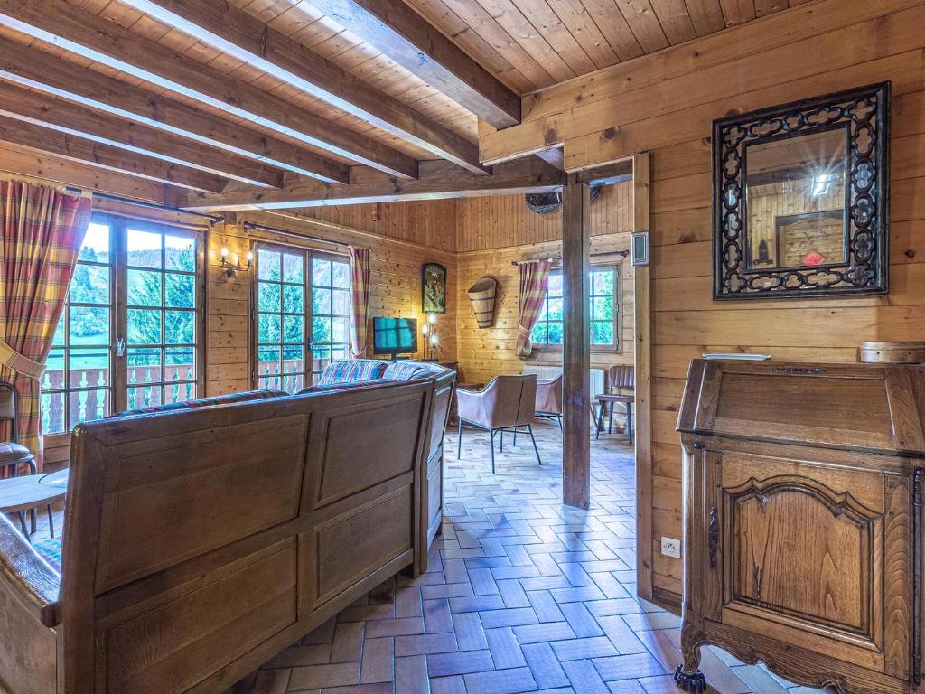 - un salon avec une cabine en bois dotée d'une table dans l'établissement Chalet 8 pers, proche pistes, 3***, balcon, cheminée - FR-1-304-243, à La Clusaz