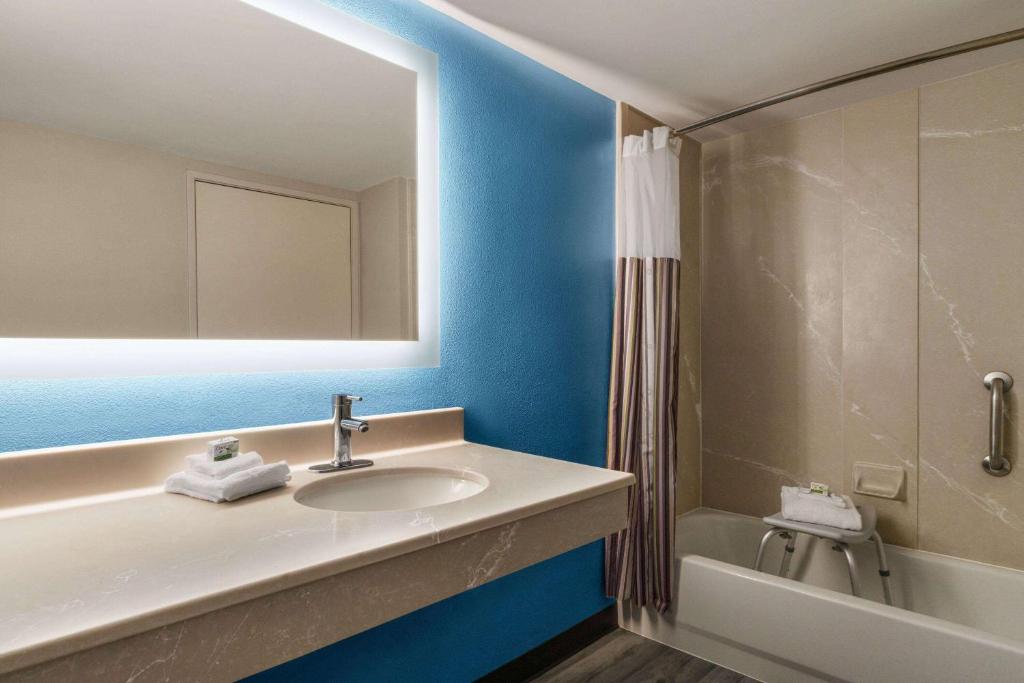 La Quinta by Wyndham Madison American Center photo