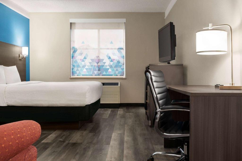 La Quinta by Wyndham Madison American Center photo