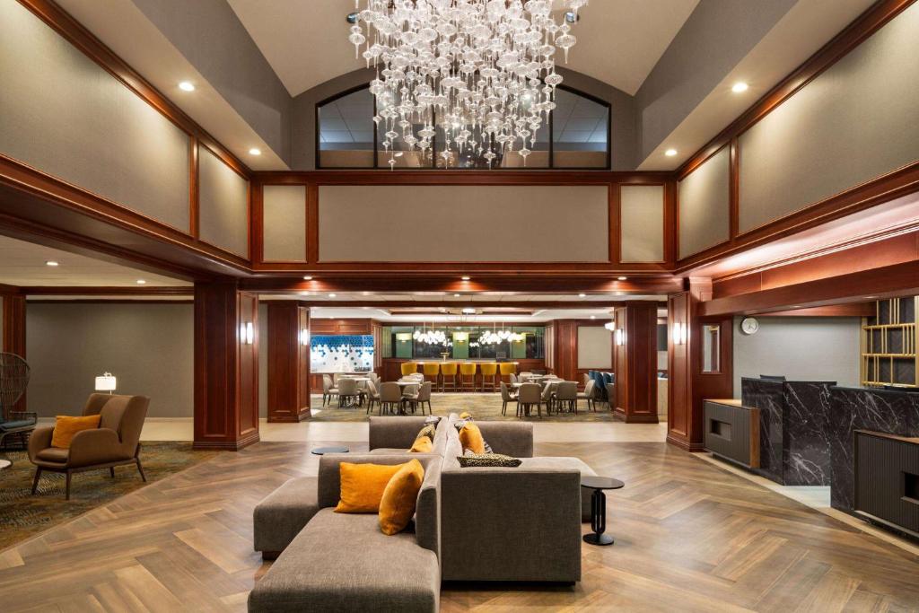 ein großes Wohnzimmer mit einem Kronleuchter in der Unterkunft La Quinta by Wyndham Madison American Center in Madison