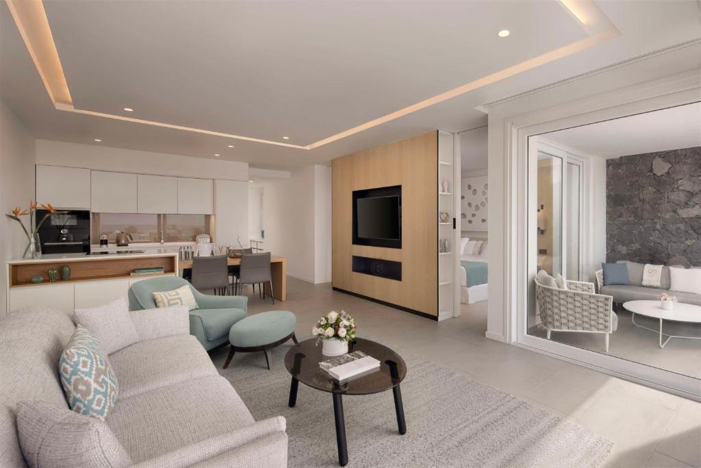 Kuchyň nebo kuchyňský kout v ubytování Royal Hideaway Corales Suites
