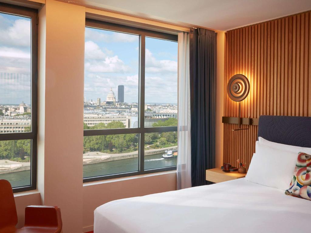Postel nebo postele na pokoji v ubytování SO/ Paris Hotel