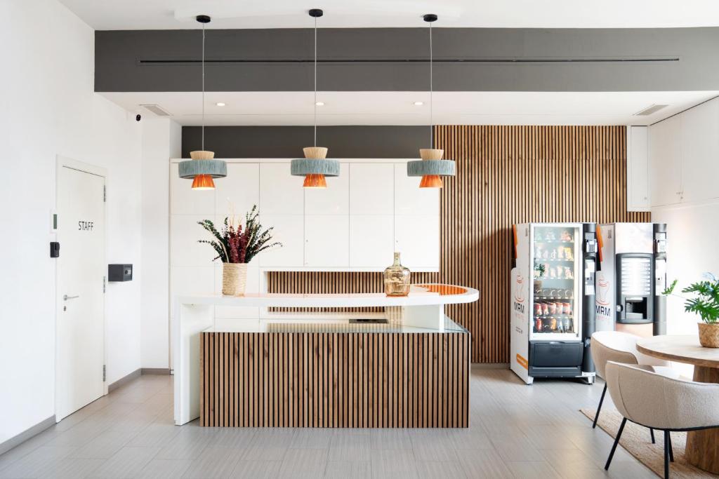 a kitchen with a counter and a refrigerator at Ona Living Barcelona in Hospitalet de Llobregat