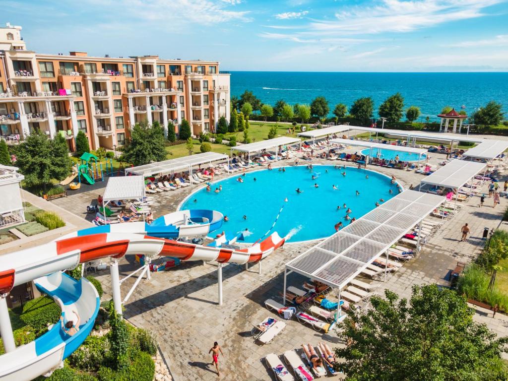 eine Luftansicht auf einen großen Pool in einem Resort in der Unterkunft Premier Fort Cuisine - Full Board in Sonnenstrand