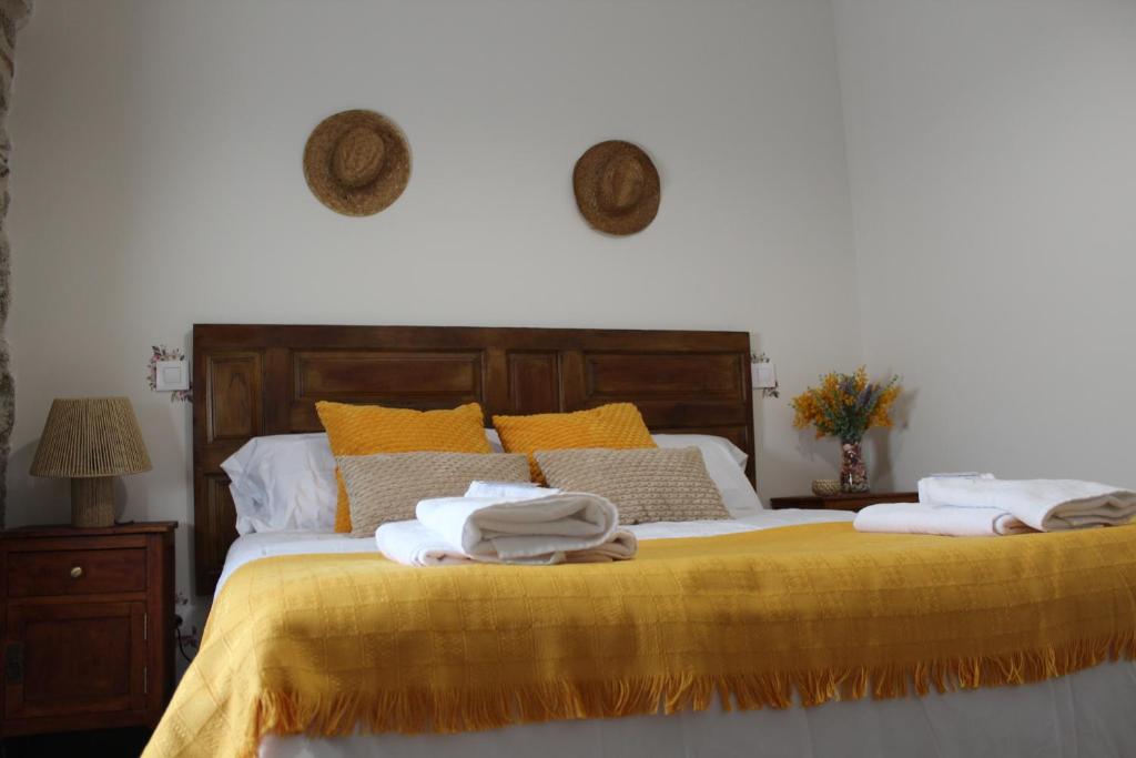 a bedroom with a bed with towels on it at Casa Paula in Segurilla
