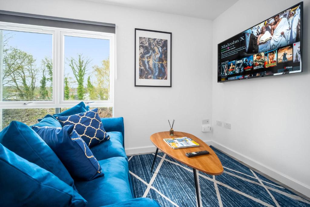 a living room with a blue couch and a table at Modern 2 Bedroom Apartment - Secure Parking - 53C in Sleightholme