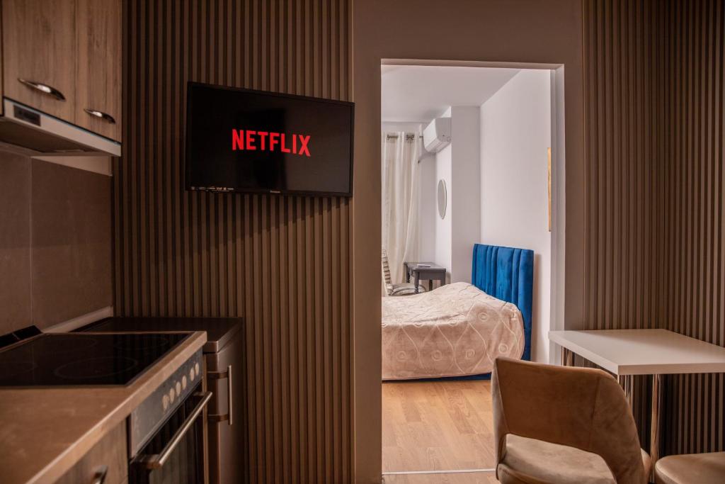 Een bed of bedden in een kamer bij Suprem Apartment Modern Studio Near City Center, Self Check-in & Fast Wi-Fi